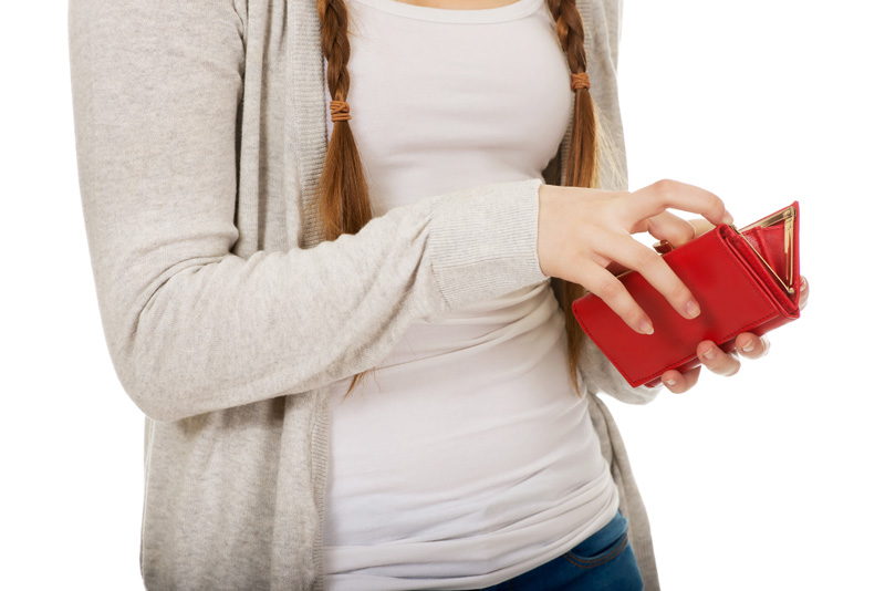 девочке с кошельком в руках нужно лечение клептомании